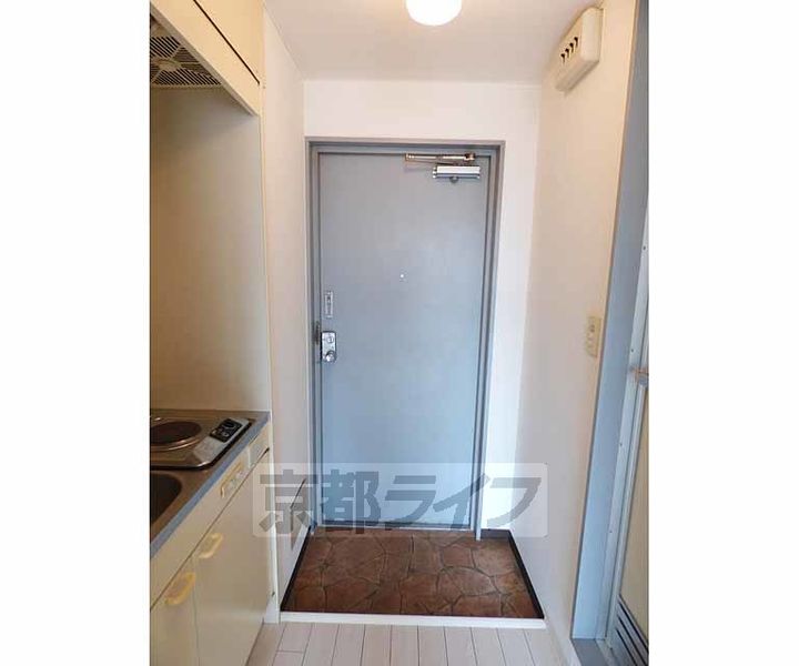 栄ハイツ201の玄関