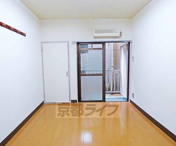 京都府京都市上京区上立売東町の賃貸マンションの居間