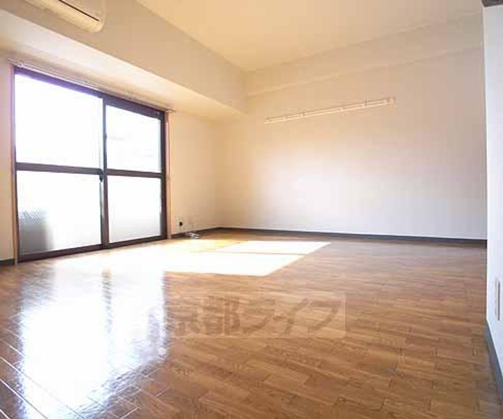 京都府京都市上京区千本通五辻下る上善寺町の賃貸マンションの居間