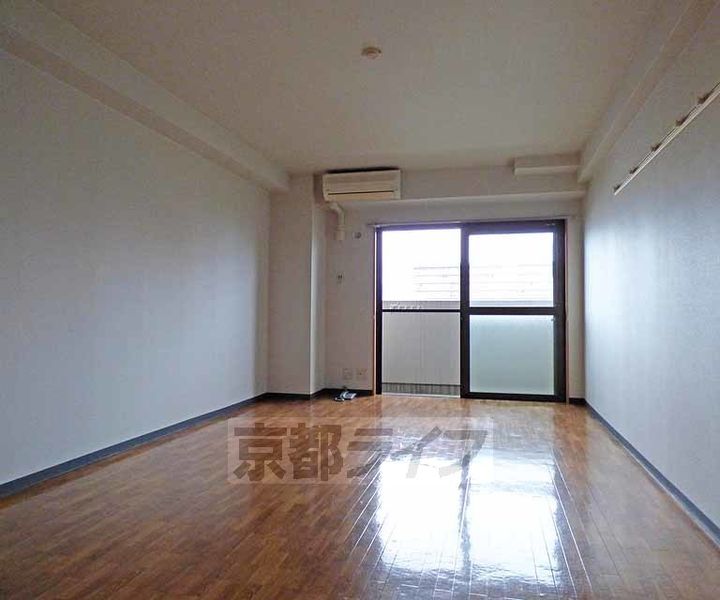 京都府京都市上京区千本通五辻下る上善寺町の賃貸マンションの居間
