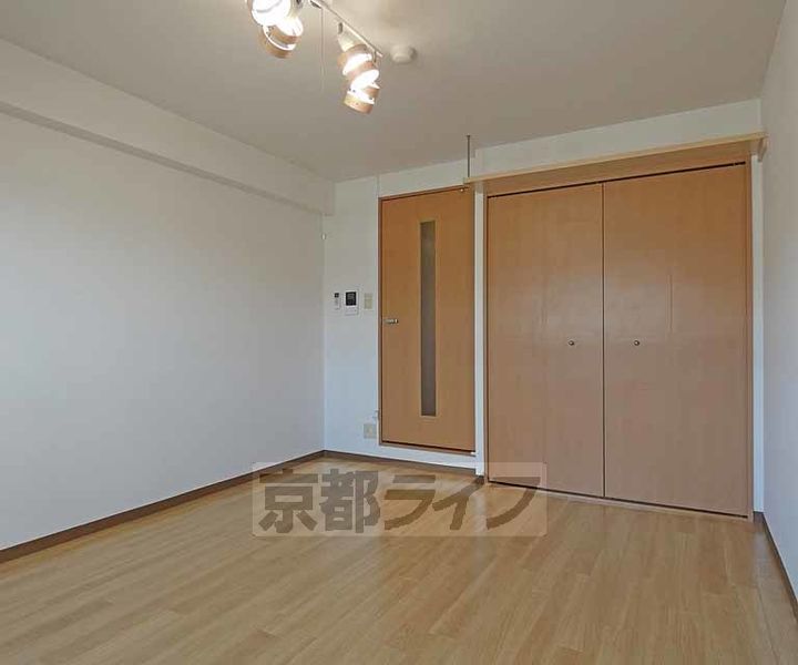 京都府京都市北区平野宮本町の賃貸マンションの居間