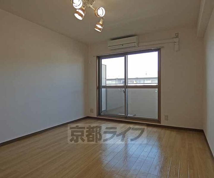 京都府京都市北区平野宮本町の賃貸マンションの居間