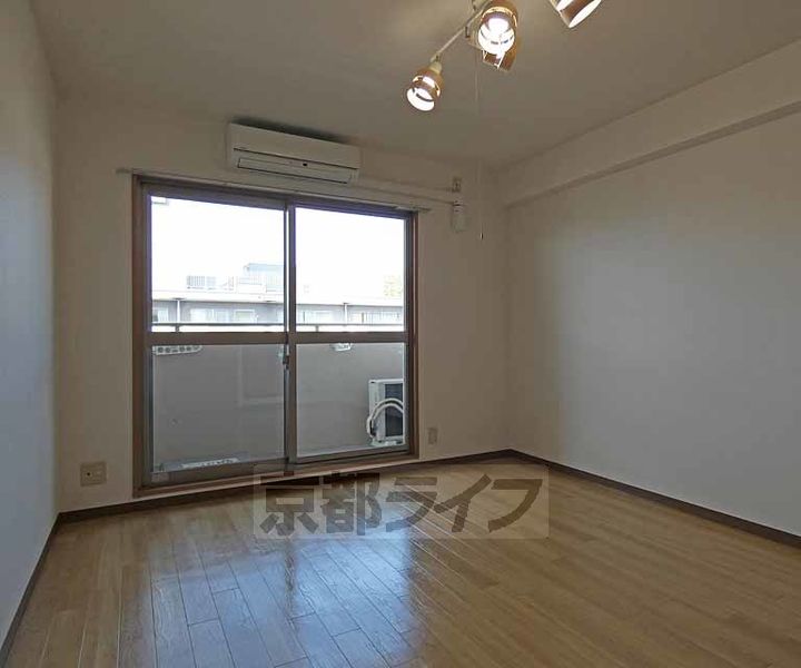 京都府京都市北区平野宮本町の賃貸マンションの居間