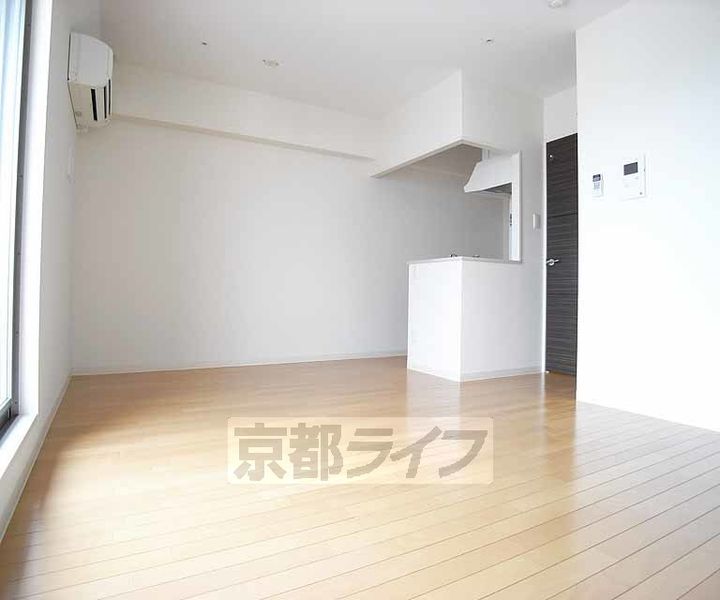 京都府京都市上京区千本通一条上る泰童片原町の賃貸マンションの居間