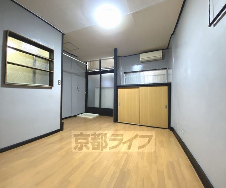 京都府京都市北区上賀茂池端町の賃貸マンションの居間