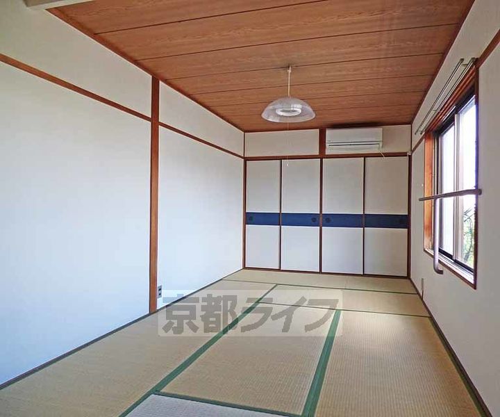 京都府京都市上京区出水町の賃貸マンションの居間