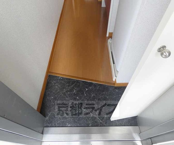 レオパレス二条城北の玄関