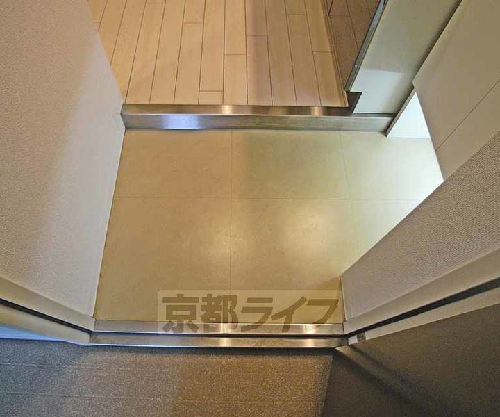 BelleVille千本今出川401の玄関