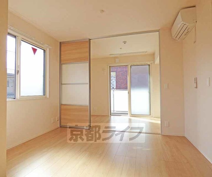 京都府京都市北区大宮中総門口町の賃貸アパートの居間
