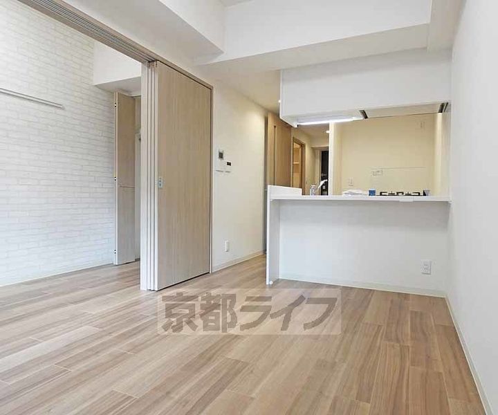 京都府京都市南区東九条西河辺町の賃貸マンションの居間