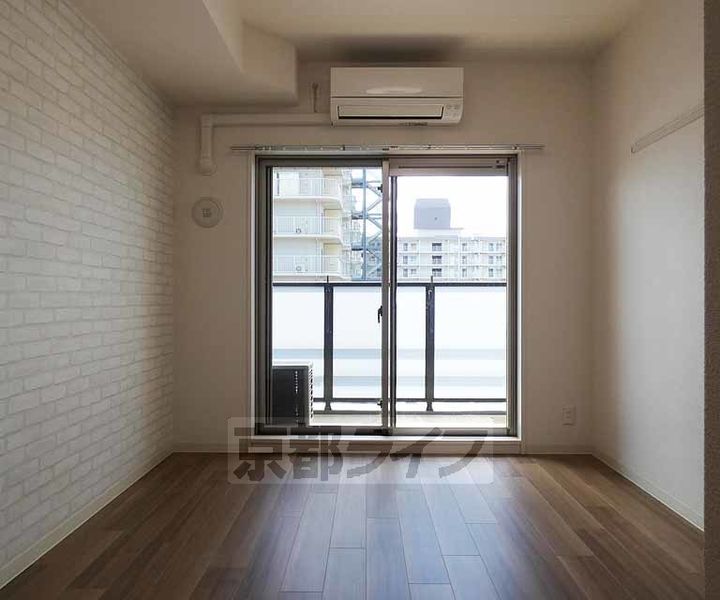 京都府京都市南区東九条西河辺町の賃貸マンションの居間