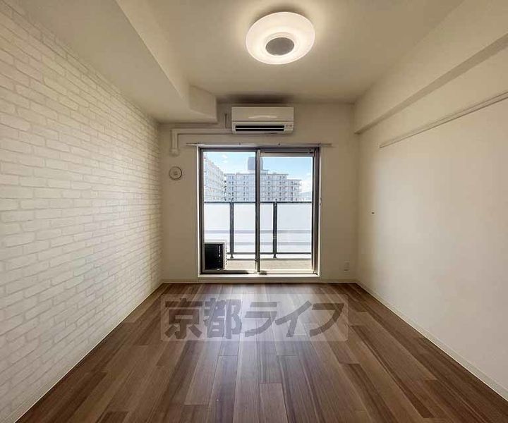 京都府京都市南区東九条西河辺町の賃貸マンションの居間