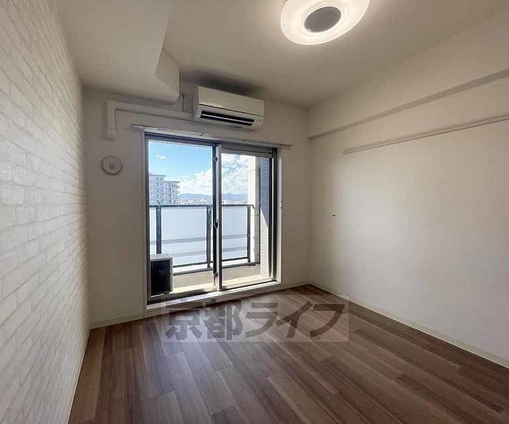 京都府京都市南区東九条西河辺町の賃貸マンションの居間