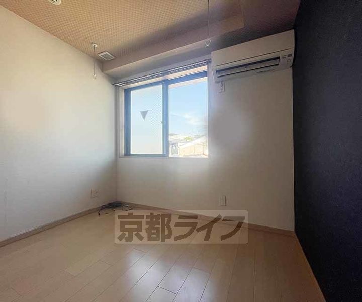 京都府京都市東山区本町12丁目の賃貸マンションの居間