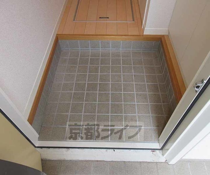 MAST COURT 勧修203の玄関