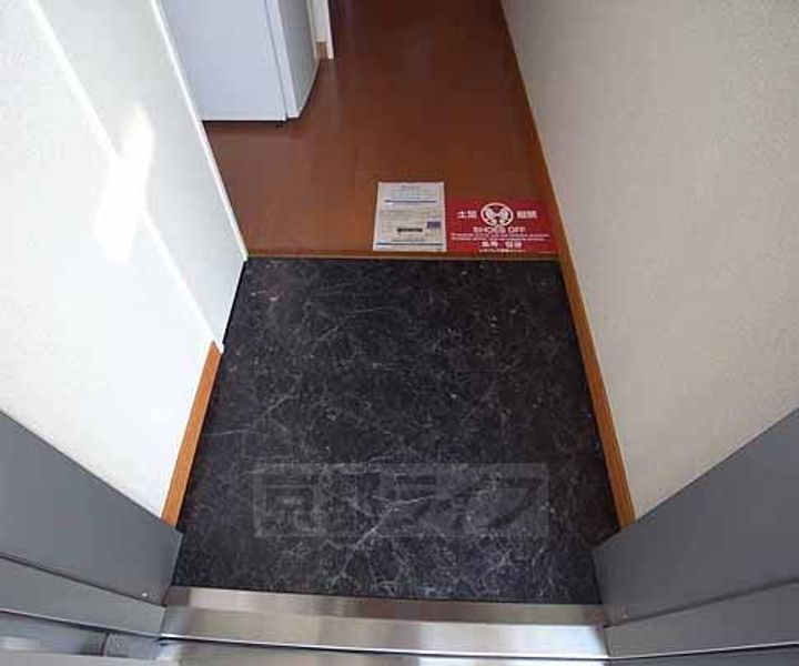 レオパレス大宅205の玄関