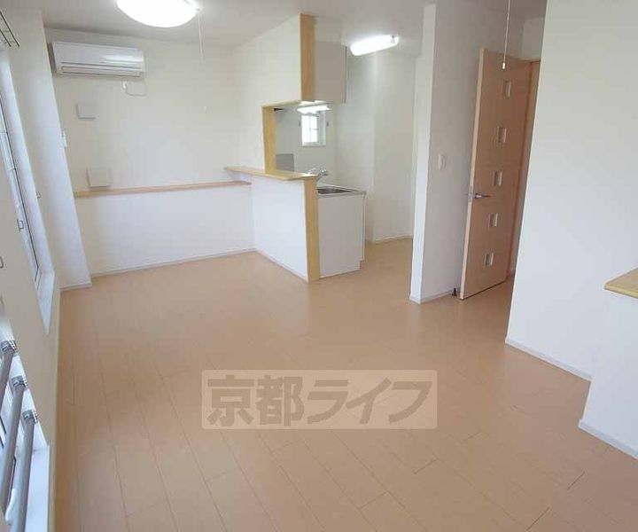 京都府京都市山科区椥辻番所ケ口町の賃貸アパートの居間