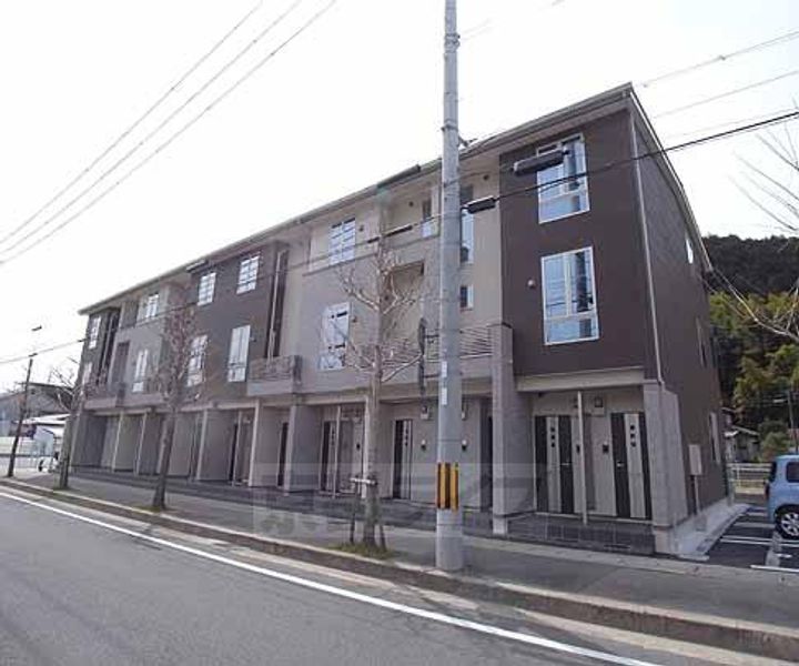 京都府京都市山科区勧修寺御所内町の賃貸アパートの外観