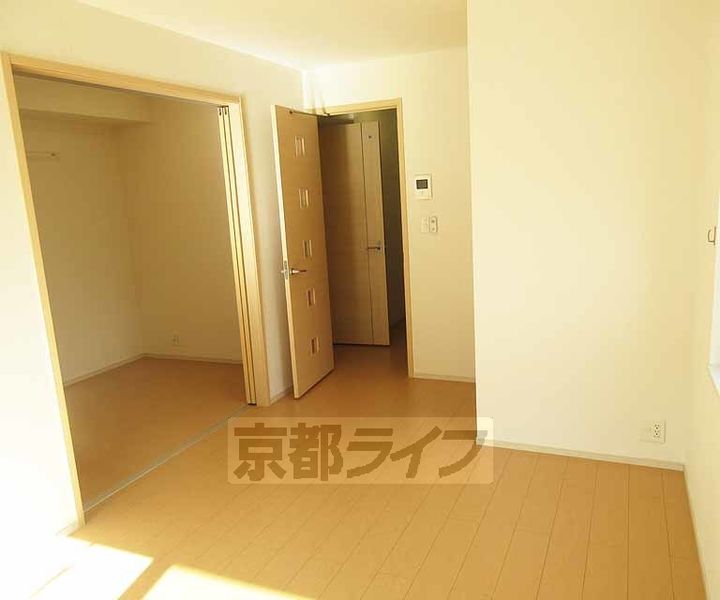 京都府京都市山科区勧修寺御所内町の賃貸アパートの居間