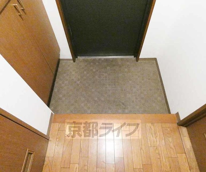 京都府京都市伏見区石田大受町の賃貸マンションの玄関
