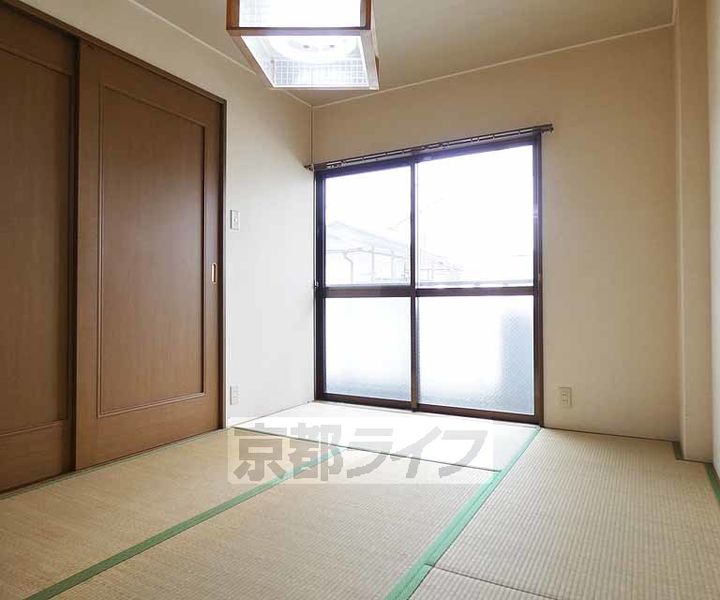 京都府京都市伏見区石田大受町の賃貸マンションの居間