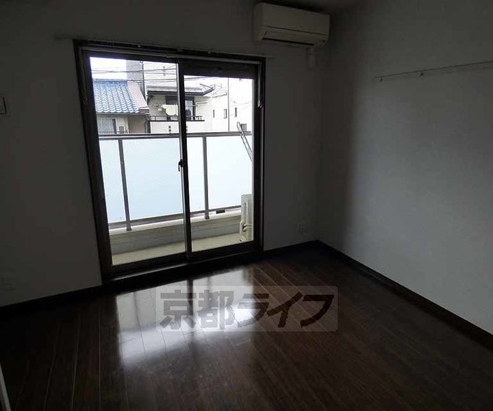 京都府京都市中京区西ノ京職司町の賃貸マンションの居間