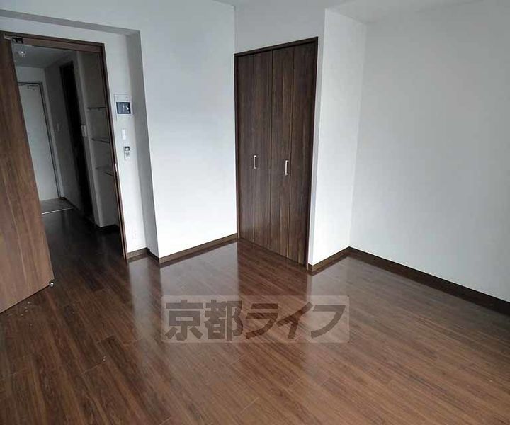 京都府京都市中京区西ノ京職司町の賃貸マンションの居間