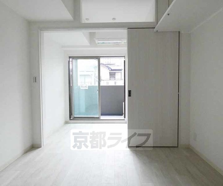 京都府京都市南区唐橋平垣町の賃貸マンションの居間