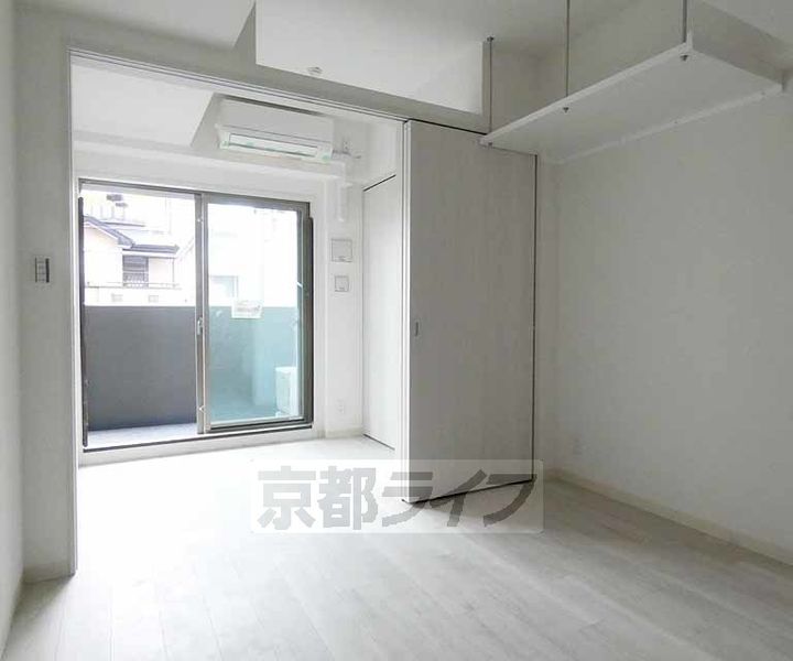 京都府京都市南区唐橋平垣町の賃貸マンションの居間