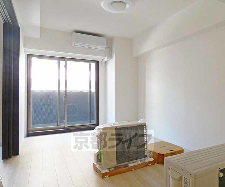 京都府京都市上京区千本通一条上る北伊勢殿構町の賃貸マンションの居間