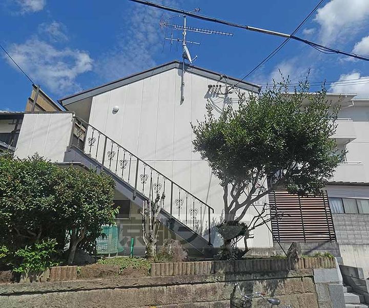 アズィールD棟201の外観