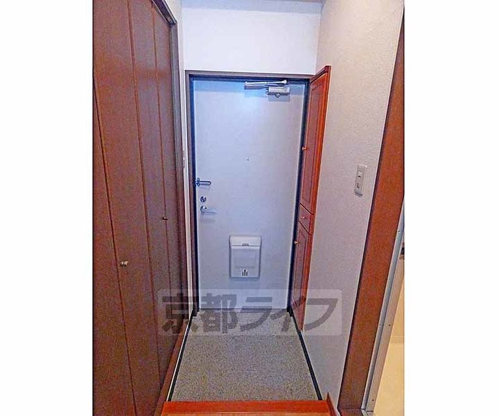 アズィールD棟201の玄関