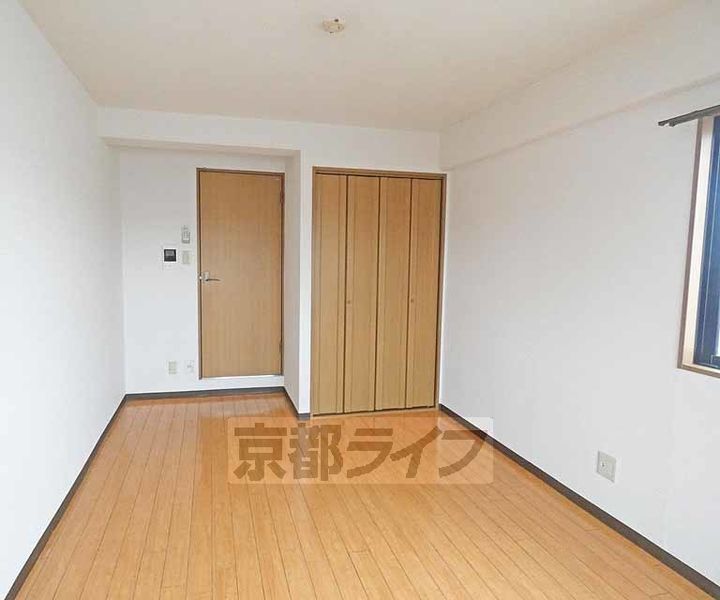 京都府京都市左京区吉田下大路町の賃貸マンションの居間