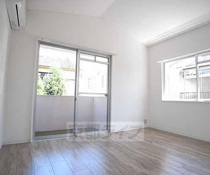 京都府京都市左京区北白川西瀬ノ内町の賃貸マンションの居間