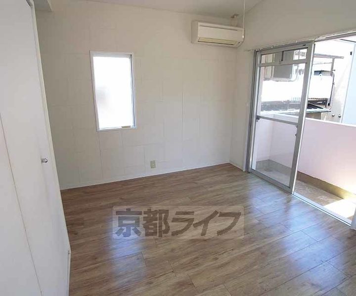 京都府京都市左京区北白川西瀬ノ内町の賃貸マンションの居間