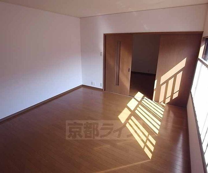 京都府京都市左京区山端川端町の賃貸マンションの居間
