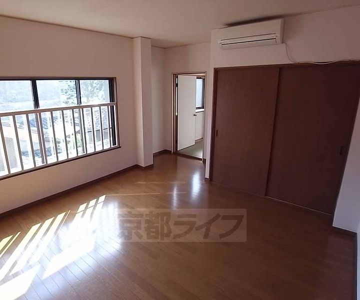 京都府京都市左京区山端川端町の賃貸マンションの居間