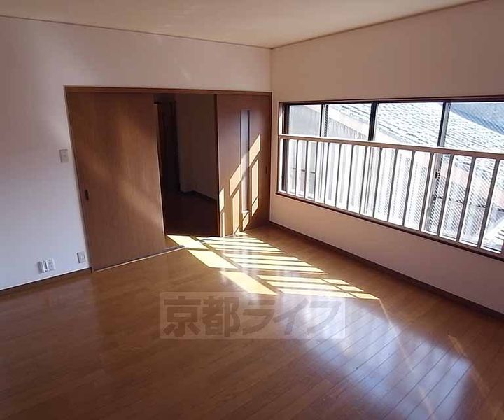 京都府京都市左京区山端川端町の賃貸マンションの居間
