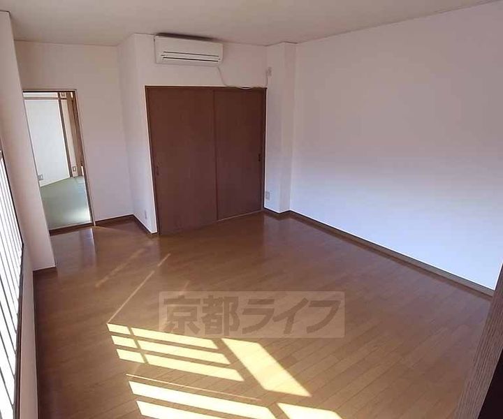 京都府京都市左京区山端川端町の賃貸マンションの居間