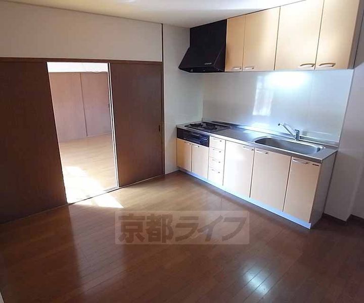 京都府京都市左京区山端川端町の賃貸マンションの居間