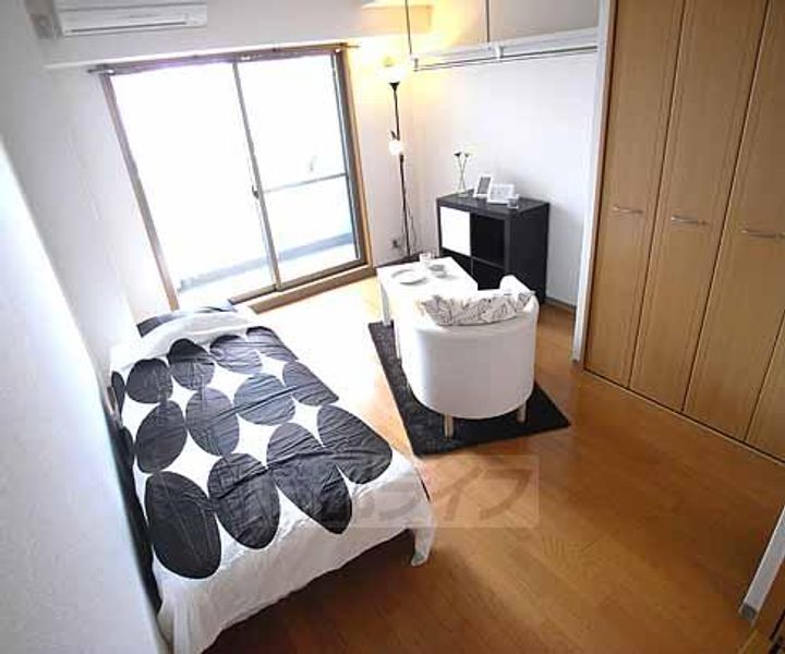 京都府京都市左京区高野清水町の賃貸マンションの居間