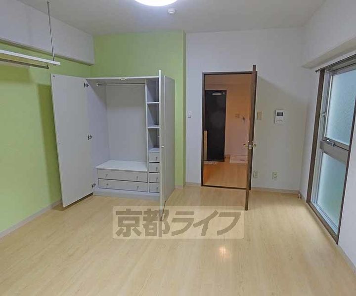京都府京都市中京区壬生賀陽御所町の賃貸マンションの居間