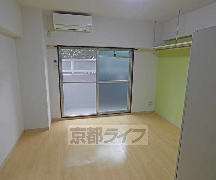 京都府京都市中京区壬生賀陽御所町の賃貸マンションの居間