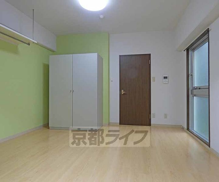 京都府京都市中京区壬生賀陽御所町の賃貸マンションの居間