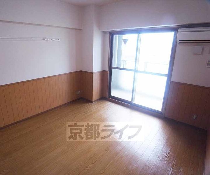 京都府京都市中京区壬生賀陽御所町の賃貸マンションの居間