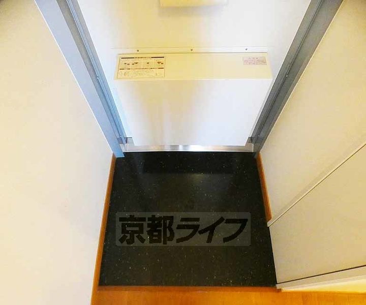 レオパレスアルモニ2番館の玄関