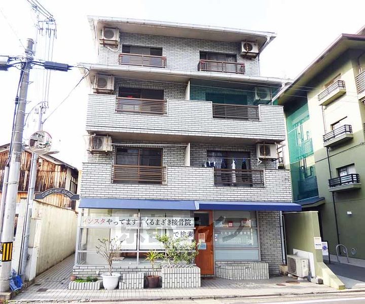 京都府京都市右京区嵯峨朝日町の賃貸マンションの外観