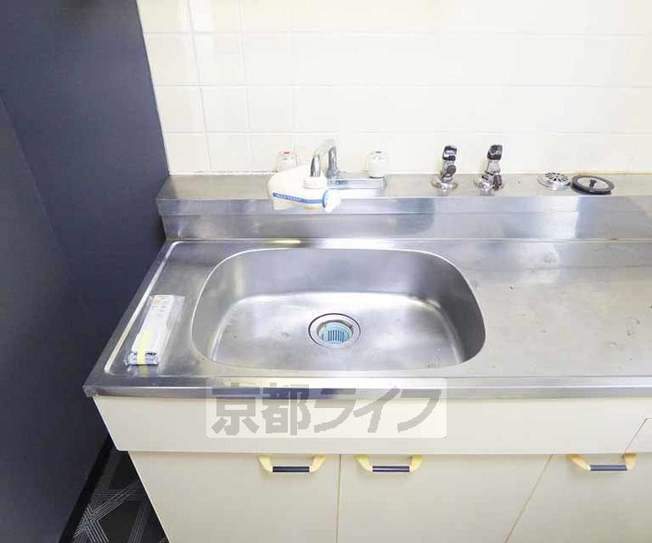 京都府京都市右京区嵯峨朝日町の賃貸マンションのキッチン