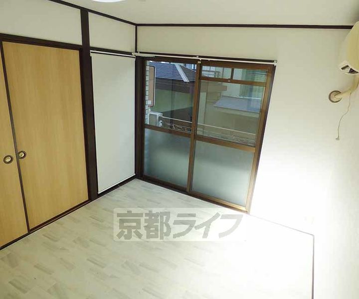 京都府京都市右京区嵯峨朝日町の賃貸マンションの居間