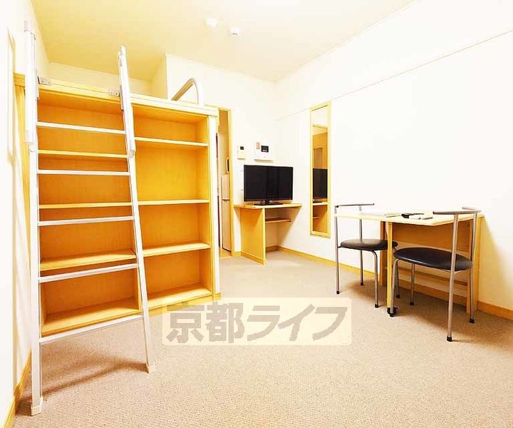 レオパレスコーポ西新道バザールの居間